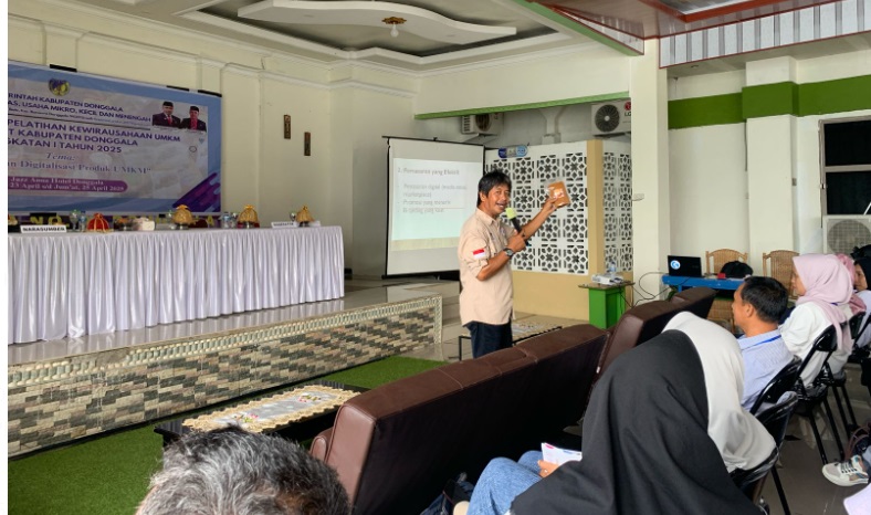 Ketua Gradasi Provinsi SUlawesi Tengah Menyampaikan materi pelatihan Kewirausahaan